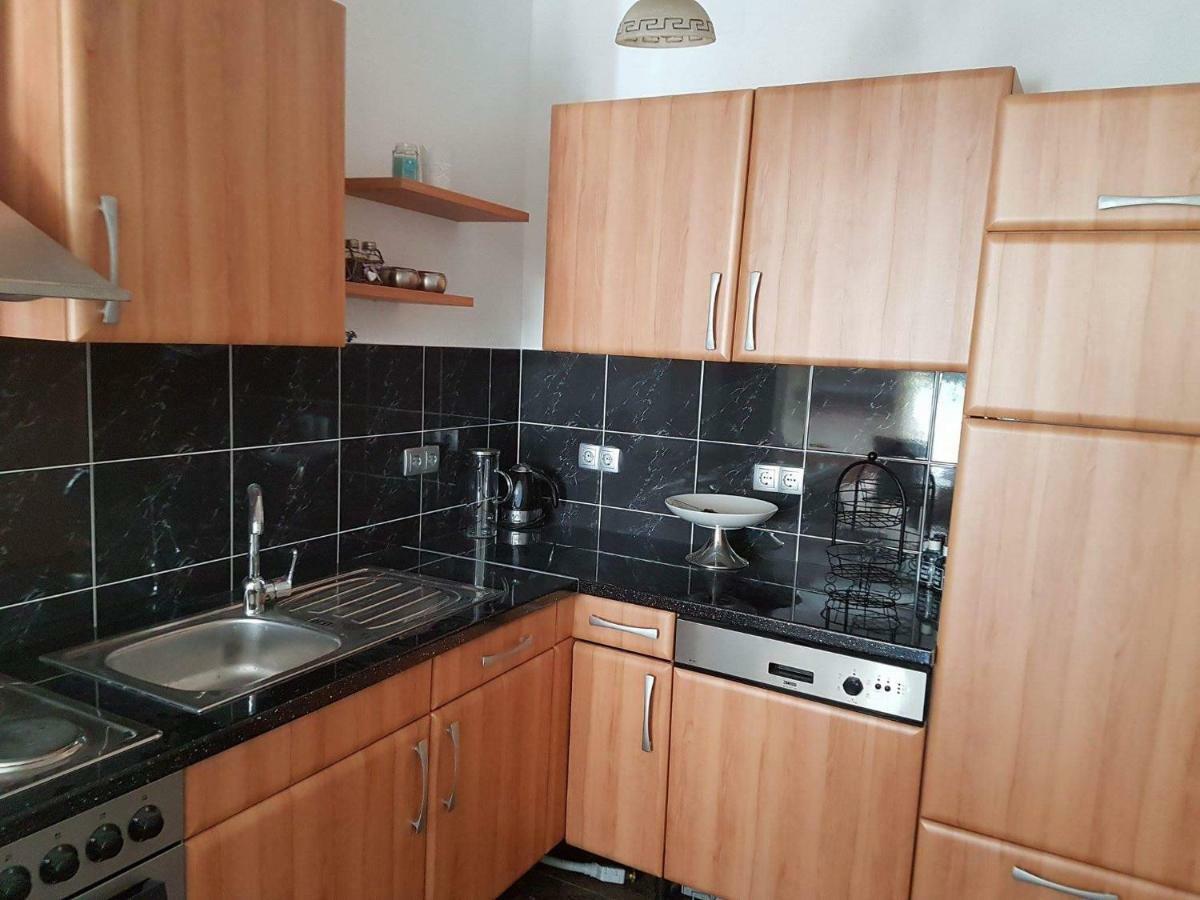 Апартаменти Apartman Bee Подстрана Екстер'єр фото